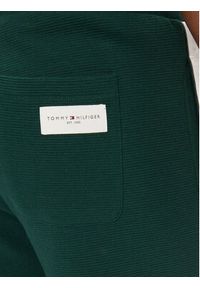 TOMMY HILFIGER - Tommy Hilfiger Spodnie dresowe UM0UM03013 Zielony Regular Fit. Kolor: zielony. Materiał: bawełna #5