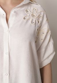 Born2be - Biała Nietoperzowa Koszula z Wiskozy z Haftem i Podpinanymi Rękawami Jilyla. Okazja: do pracy, na co dzień. Kolor: biały. Materiał: wiskoza. Długość: długie. Wzór: haft. Styl: elegancki, casual #3