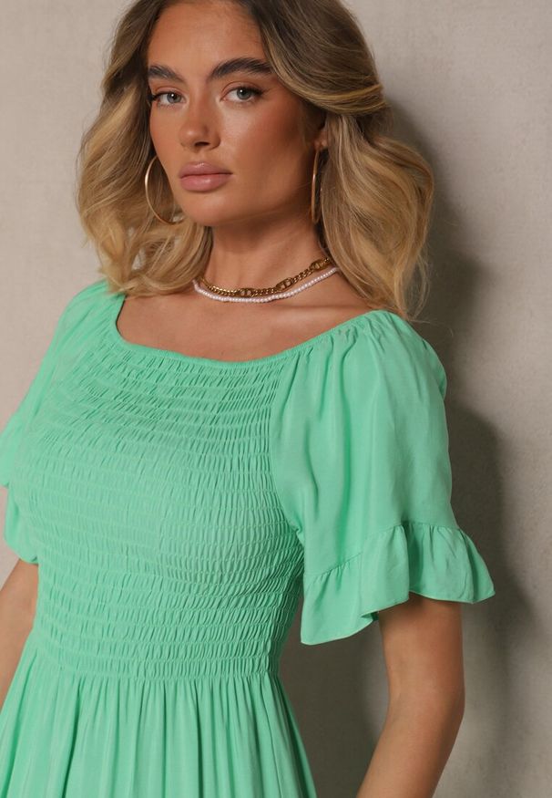 Renee - Jasnozielona Rozkloszowana Sukienka Hiszpanka z Bawełny z Elastyczną Górą Maissa. Okazja: na co dzień. Typ kołnierza: dekolt hiszpanka. Kolor: zielony. Materiał: bawełna. Długość rękawa: krótki rękaw. Styl: casual, elegancki
