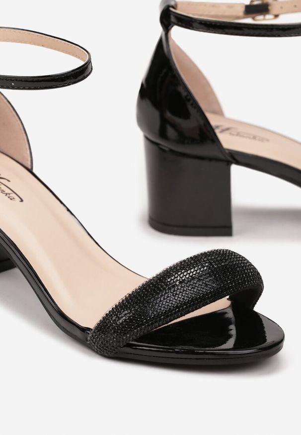 Renee - Czarne Lakierowane Sandały z Cyrkoniami Brofa. Zapięcie: pasek. Kolor: czarny. Materiał: lakier. Styl: elegancki