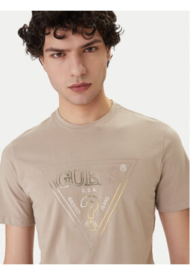 Guess T-Shirt M6GI11 K2992 Beżowy Slim Fit. Kolor: beżowy. Materiał: bawełna