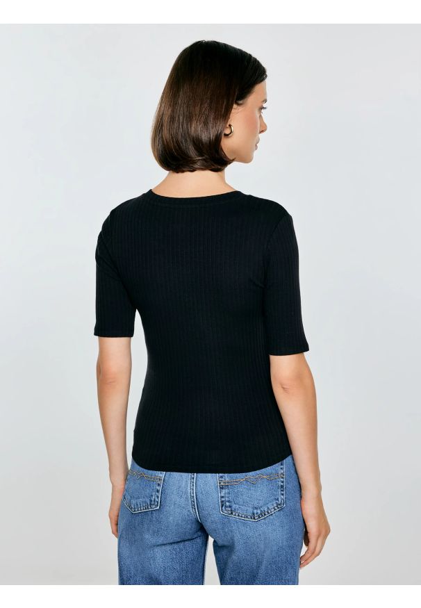 Big-Star - Koszulka damska w prążek czarna Imija 906. Okazja: na co dzień. Kolor: czarny. Materiał: prążkowany, dzianina. Długość rękawa: krótki rękaw. Wzór: prążki. Styl: casual