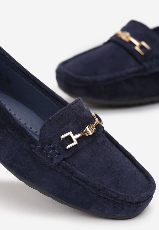 Born2be - Granatowe Mokasyny z Imitacji Zamszu z Metalową Ozdobą Gelalline. Okazja: na spotkanie biznesowe. Kolor: niebieski. Materiał: zamsz. Wzór: aplikacja. Obcas: na obcasie. Styl: biznesowy, elegancki. Wysokość obcasa: niski