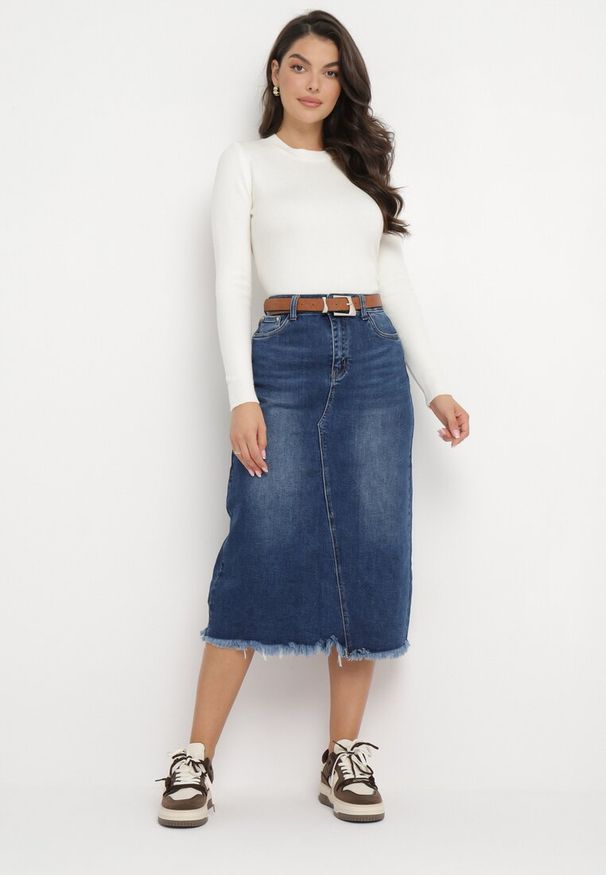 Born2be - Niebieska Jeansowa Spódnica Midi z Paskiem z Klamrą w Komplecie Sandria. Okazja: na spotkanie biznesowe. Kolor: niebieski. Materiał: jeans. Styl: klasyczny, biznesowy, elegancki