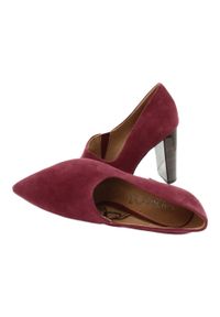 Buty damskie Caprice 24402 wine suede wielokolorowe. Kolor: wielokolorowy. Materiał: skóra, nubuk. Szerokość cholewki: normalna. Obcas: na obcasie. Wysokość obcasa: średni #6