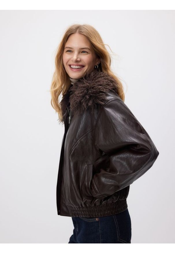 Reserved - Kurtka z futrzanym kołnierzem - ciemnobrązowy. Kolor: brązowy. Materiał: futro