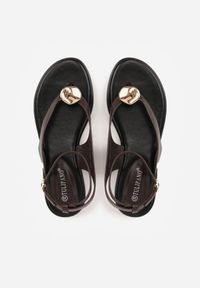 Renee - Brązowe Sandały Japonki z Metaliczną Ozdobą Vikisima. Okazja: na co dzień. Zapięcie: sprzączka. Kolor: brązowy. Wzór: aplikacja. Sezon: lato. Styl: casual #9