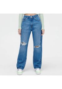 Cropp - Niebieskie jeansy straight z przetarciami - Niebieski. Stan: podwyższony. Kolor: niebieski. Styl: vintage #1