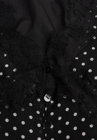 Born2be - Czarna Sukienka w Kropki z Koronką i Transparentnymi Rękawami Hetiera. Okazja: na co dzień. Kolor: czarny. Materiał: koronka. Wzór: kropki, koronka. Styl: casual, klasyczny #4