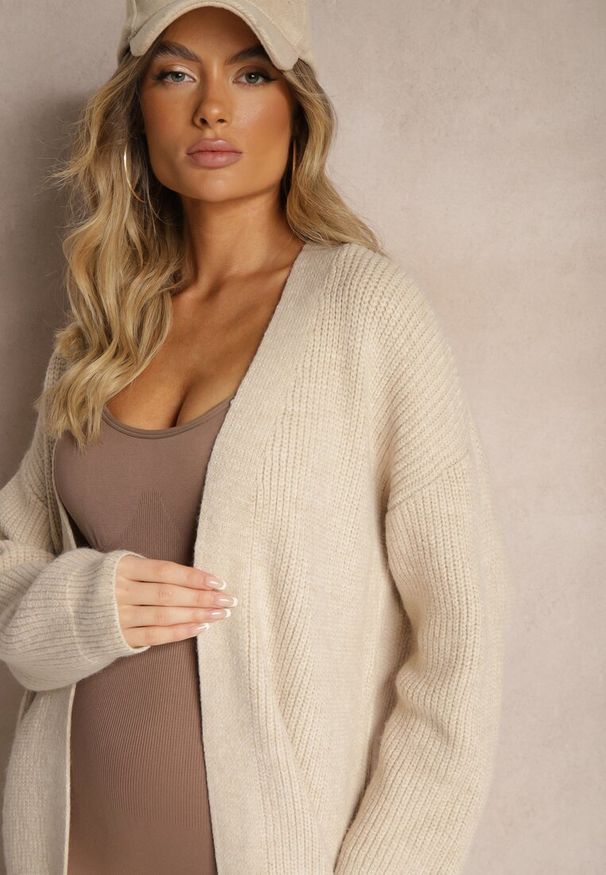 Renee - Beżowy Nierozpinany Casualowy Kardigan o Długim Kroju Ozdobiony Ściągaczami Arfilia. Okazja: na co dzień. Kolor: beżowy. Materiał: jeans. Długość: długie. Wzór: aplikacja. Styl: casual