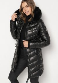 Born2be - Czarna Pikowana Kurtka o Taliowanym Kroju z Kapturem z Futerkiem Naleanna. Okazja: na co dzień. Typ kołnierza: kaptur. Kolor: czarny. Materiał: futro. Styl: casual #4