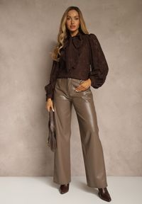 Renee - Brązowa Koszula z Koronki Zdobiona Bufiastymi Rękawami i Kokardą przy Dekolcie Sewene. Typ kołnierza: kokarda. Kolor: brązowy. Materiał: koronka. Wzór: koronka, aplikacja. Styl: rockowy, elegancki #5