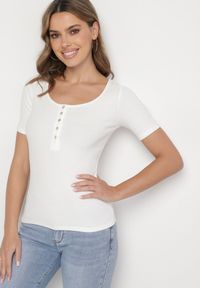 Born2be - Biały Prążkowany T-shirt z Bawełny Ozdobiony Guzikami Tasavia. Okazja: na co dzień. Kolor: biały. Materiał: bawełna, prążkowany. Wzór: aplikacja. Styl: klasyczny, elegancki, casual