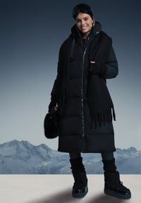 Born2be - Czarna Długa Kurtka Pikowana Płaszcz na Zamek z Kapturem Lesea. Okazja: na co dzień. Typ kołnierza: kaptur. Kolor: czarny. Materiał: dzianina, jeans. Długość: długie. Styl: casual, elegancki #4