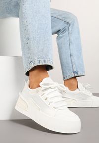 Renee - Białe Sneakersy Chunky Typu Trampki na Niskiej Platformie Elanoriela. Okazja: na co dzień. Zapięcie: sznurówki. Kolor: biały. Materiał: jeans. Obcas: na platformie