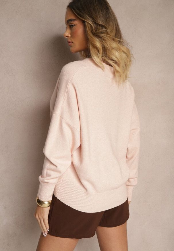 Renee - Jasnoróżowy Klasyczny Sweter z Wiskozą i Kaszmirem Marirra. Okazja: na co dzień, do pracy. Typ kołnierza: dekolt w serek. Kolor: różowy. Materiał: wiskoza, kaszmir. Styl: klasyczny