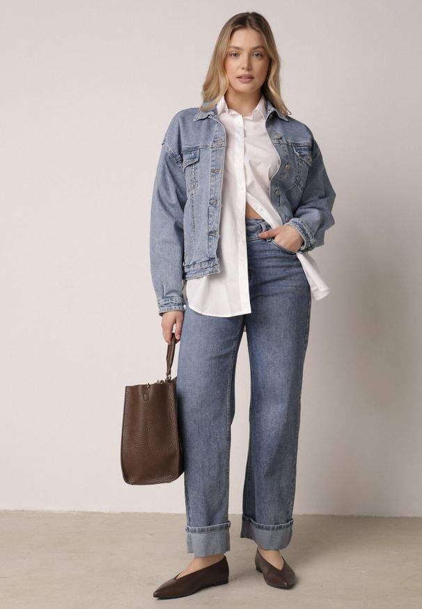 Born2be - Niebieskie Jeansy Bawełniane z Asymetrycznym Zapięciem i Wywiniętymi Nogawkami Ellenesta. Okazja: na spacer, na co dzień. Kolor: niebieski. Styl: casual, elegancki