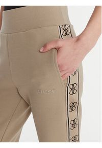 Guess Spodnie dresowe V2YB15 KB3P2 Beżowy Regular Fit. Kolor: beżowy. Materiał: bawełna #3