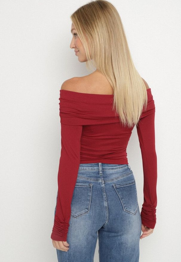 Born2be - Bordowa Bluzka Hiszpanka Vices z Marszczeniem w Talii i przy Rękawach Temile. Okazja: na co dzień. Typ kołnierza: dekolt hiszpanka. Kolor: czerwony. Materiał: satyna, jeans. Styl: casual, elegancki
