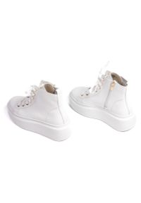 Inna - Sneakersy wysokie na platformie skórzane białe Sempre 23-396-39. Kolor: biały. Materiał: skóra. Wzór: grochy. Obcas: na platformie