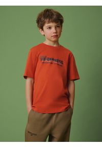 4f - 4F T-shirt regular z nadrukiem chłopięcy - pomarańczowy 134 (8-9 lat). Okazja: na co dzień. Kolor: pomarańczowy. Materiał: dzianina, bawełna. Wzór: nadruk. Sezon: lato. Styl: casual #1