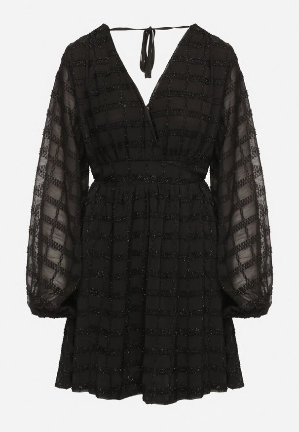 Born2be - Czarna Błyszcząca Sukienka o Rozkloszowanym Kopertowym Kroju z Odkrytymi Plecami Issanea. Okazja: na co dzień. Kolor: czarny. Materiał: skóra. Wzór: aplikacja. Typ sukienki: kopertowe. Styl: casual, elegancki, rockowy