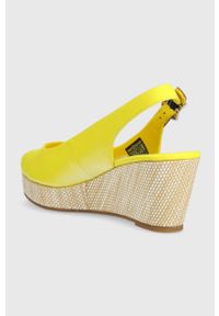 TOMMY HILFIGER - Tommy Hilfiger sandały damskie kolor żółty na koturnie. Nosek buta: okrągły. Zapięcie: klamry. Kolor: żółty. Obcas: na koturnie #2