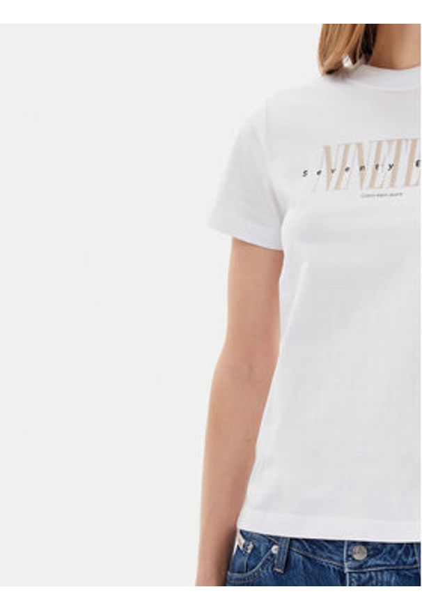 Calvin Klein Jeans T-Shirt 19 Graphic J20J225259 Biały Regular Fit. Kolor: biały. Materiał: bawełna