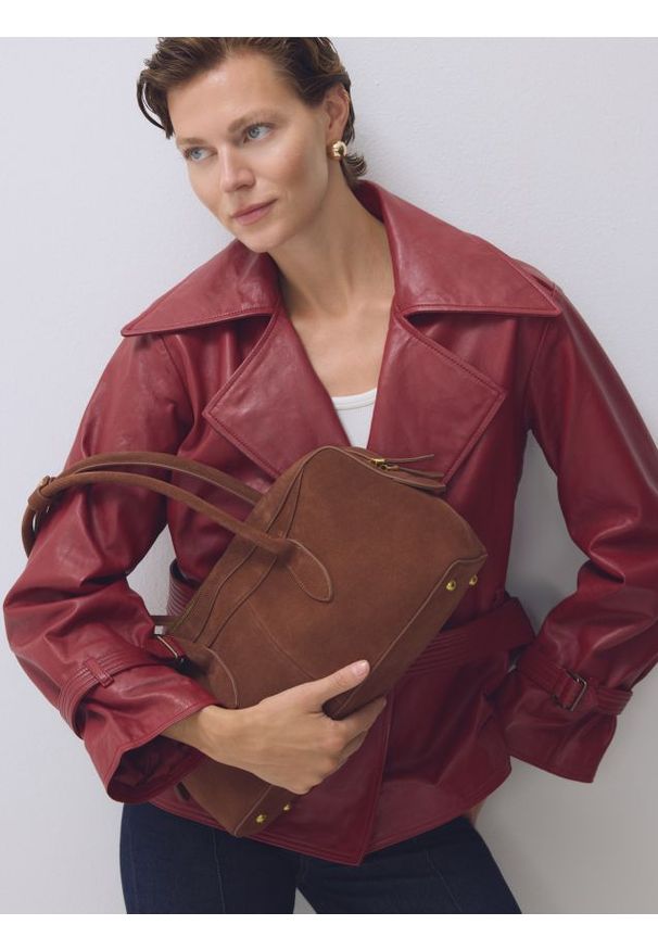 Reserved - Zamszowa torebka na ramię - brązowy. Kolor: brązowy. Materiał: zamszowe. Rodzaj torebki: na ramię