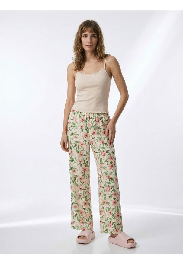 Sinsay - Bawełniana piżama dwuczęściowa z motywem kwiatowym - kremowy. Kolor: kremowy. Materiał: bawełna. Wzór: kwiaty