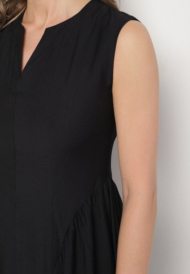Born2be - Czarna Wiskozowa Sukienka o Rozkloszowanym Kroju Lirice. Okazja: na co dzień. Kolor: czarny. Materiał: wiskoza. Typ sukienki: proste. Styl: klasyczny, elegancki, casual