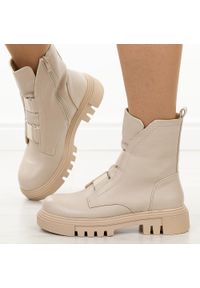 Beżowe botki damskie na traperze Jezzi 2150-19. Okazja: na spacer, na co dzień. Kolor: beżowy. Materiał: skóra. Szerokość cholewki: normalna. Sezon: zima, jesień. Styl: klasyczny, casual, elegancki #1