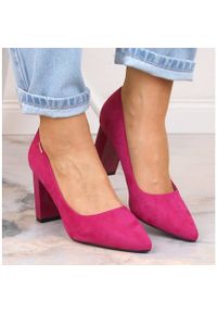 Czółenka zamszowe damskie na słupku fuksja T.Sokolski W23-402 różowe. Kolor: różowy. Materiał: zamsz. Obcas: na słupku #4