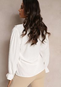 Renee - Biała Bluzka z Wiskozy Ozdobiona Falbanką i Delikatną Koronką Zingale. Kolor: biały. Materiał: wiskoza, koronka. Wzór: aplikacja, koronka. Styl: elegancki #3