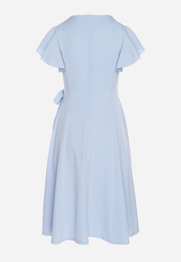 Born2be - Jasnoniebieska Rozkloszowana Sukienka Kopertowa z Wiązaniem w Talii Dannila. Kolor: niebieski. Wzór: aplikacja. Typ sukienki: kopertowe