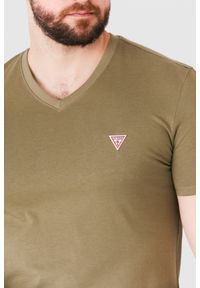 Guess - GUESS Khaki t-shirt męski w serek. Typ kołnierza: dekolt w serek. Kolor: zielony. Wzór: aplikacja #4