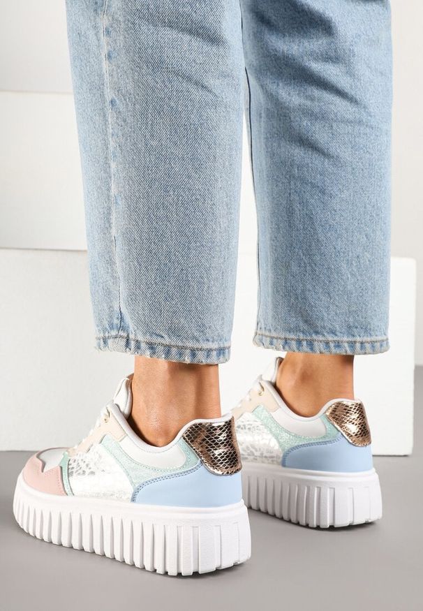 Born2be - Biało-Różowe Sneakersy na Grubej Tłoczonej Podeszwie z Perforacją i Panterką Odivila. Kolor: biały. Materiał: jeans. Wzór: motyw zwierzęcy
