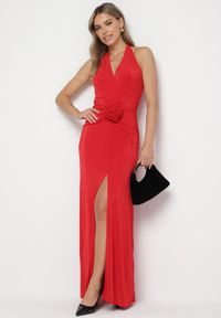 Born2be - Czerwona Sukienka z Odkrytymi Plecami i Ozdobnym Marszczeniem z Kwiatową Aplikacją Tarelisa. Kolor: czerwony. Wzór: aplikacja, kwiaty. Styl: elegancki, klasyczny #3