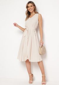 Born2be - Beżowa Rozkloszowana Sukienka Midi Plisowana z Materiałowym Paskiem Varethia. Kolor: beżowy. Materiał: materiał. Wzór: aplikacja. Długość: midi #7