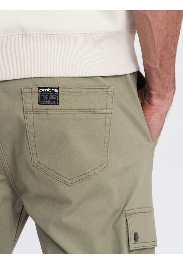 Ombre Clothing - Męskie spodnie JOGGERY z zapinanymi kieszeniami cargo - khaki V1 OM-PAJO-0125 - XXL. Okazja: na co dzień. Kolor: brązowy. Materiał: bawełna, elastan. Wzór: aplikacja. Styl: casual