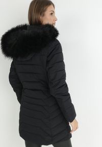 Born2be - Czarna Kurtka Do Kolan z Kapturem i Pikowaniem Sagi. Typ kołnierza: kaptur. Kolor: czarny. Materiał: futro. Długość: do kolan. Wzór: aplikacja #4