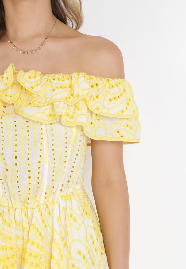 Born2be - Żółta Rozkloszowana Sukienka Mini Hiszpanka z Gumką w Pasie i Ozdobnym Haftem Lenia. Typ kołnierza: dekolt hiszpanka. Kolor: żółty. Materiał: tkanina. Wzór: haft. Długość: mini