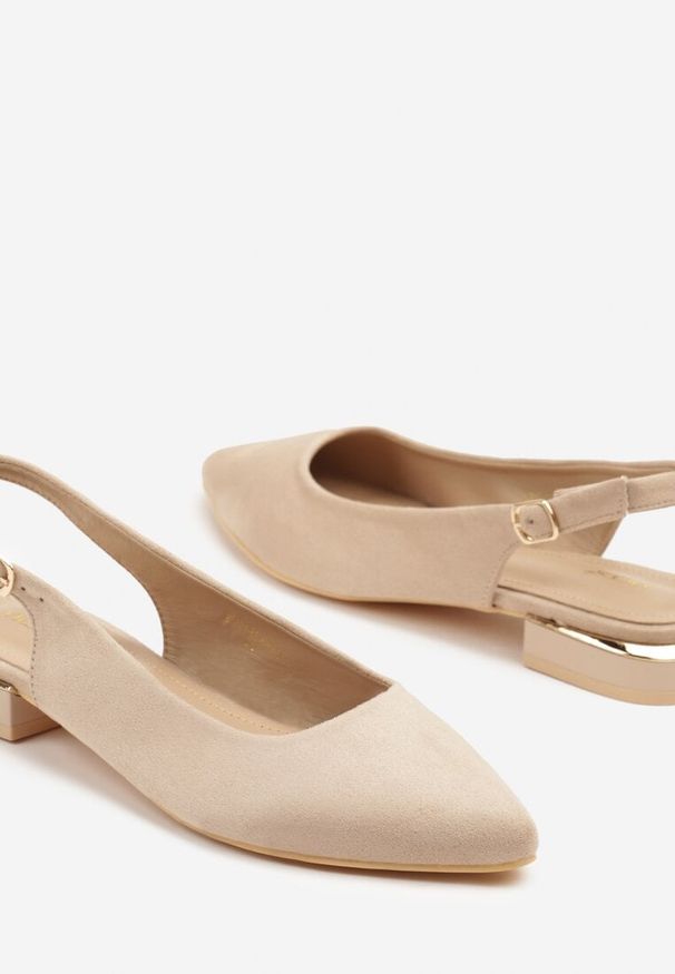 Born2be - Ciemnobeżowe Sandały Slingback Vices z Metaliczną Aplikacją przy Obcasie Ediriella. Okazja: na spotkanie biznesowe, na co dzień. Nosek buta: szpiczasty. Kolor: beżowy. Wzór: aplikacja. Sezon: lato, wiosna. Obcas: na obcasie. Styl: biznesowy, elegancki, casual. Wysokość obcasa: średni