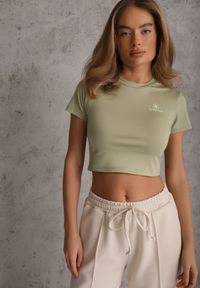 Renee - Jasnozielony Basicowy T-shirt w Stylu Cropped z Subtelnym Nadrukiem Loraera. Okazja: na co dzień. Kolor: zielony. Materiał: jeans. Długość: krótkie. Wzór: nadruk. Styl: elegancki, sportowy, casual #7