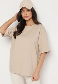 Born2be - Jasnobeżowy T-shirt z Bawełną w Klasycznym Stylu Meravia. Okazja: na co dzień. Kolor: beżowy. Materiał: bawełna. Wzór: gładki. Styl: klasyczny