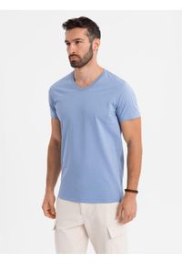Ombre Clothing - Klasyczna męska bawełniana koszulka z dekoltem w serek BASIC – niebieska V20 - Rozmiar: L. Typ kołnierza: dekolt w serek. Kolor: niebieski. Materiał: bawełna. Styl: klasyczny