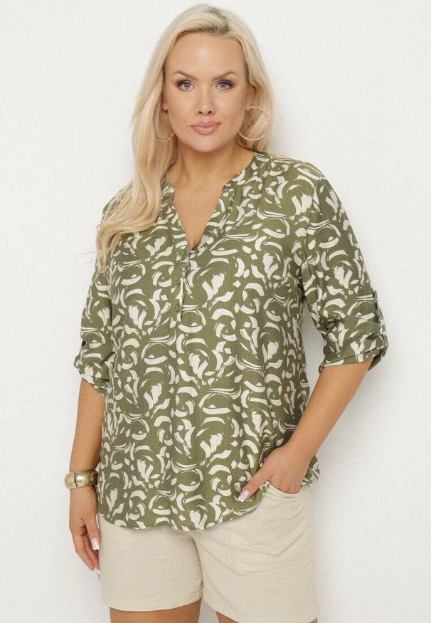 Born2be - Ciemnozielona Koszula z Wiskozą w Abstrakcyjny Wzór Clarivana. Okazja: na co dzień. Typ kołnierza: dekolt w serek. Kolekcja: plus size. Kolor: zielony. Materiał: wiskoza. Długość rękawa: długi rękaw. Długość: długie. Styl: klasyczny, elegancki, casual