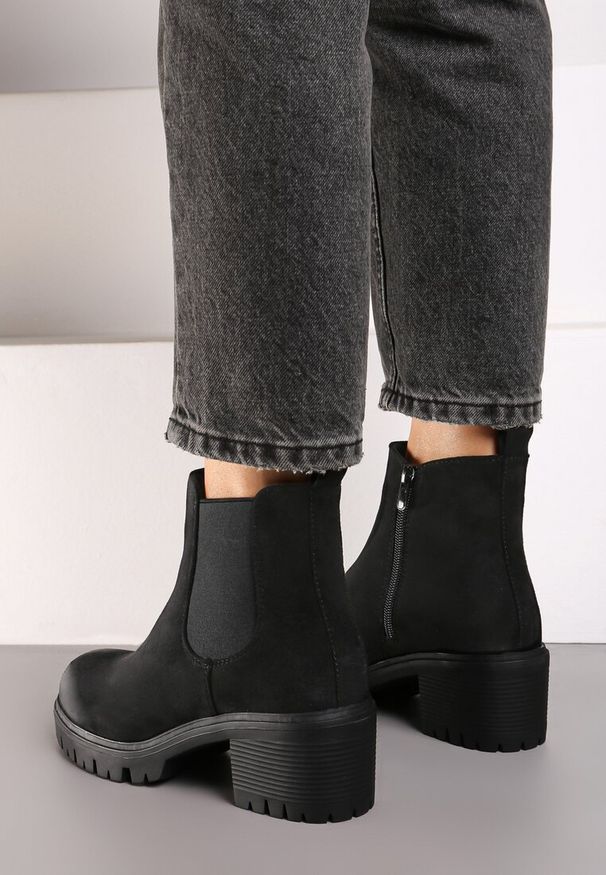 Renee - Czarne Botki na Słupku Ruiha. Okazja: na co dzień. Kolor: czarny. Materiał: jeans. Szerokość cholewki: normalna. Obcas: na słupku. Styl: klasyczny, casual, elegancki