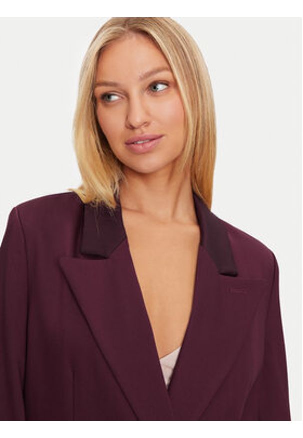 Guess Marynarka Viviane W4BN58 WGIH2 Bordowy Regular Fit. Kolor: czerwony. Materiał: wiskoza, syntetyk