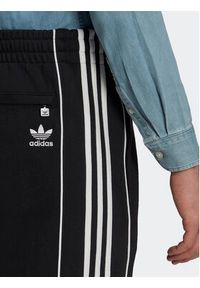 Adidas - adidas Spodnie dresowe Rekive HK7319 Czarny Regular Fit. Kolor: czarny. Materiał: bawełna, dresówka